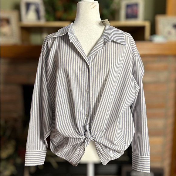 NWT She&Sky Oversized button-up shirt. Size small - Picture 1 of 5